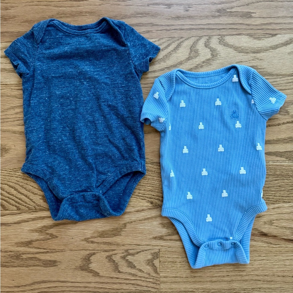 Gap bodysuits 6-12 months, set of 2